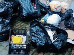 Abbandona i rifiuti e... l'autocertificazione: dopo la spesa pagherà la multa