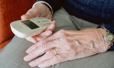 Coppia di anziani fiuta la truffa e la sventa