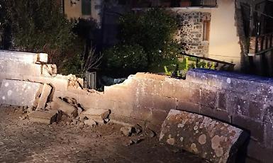 Con l&rsquo;auto contro il muro perimetrale