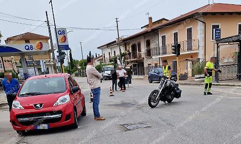 Incidente tra un'auto e una moto: ferito gravemente un uomo