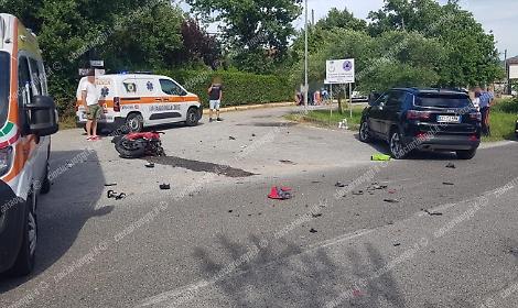 Incidente tra un'auto e una moto. Muore un quarantenne