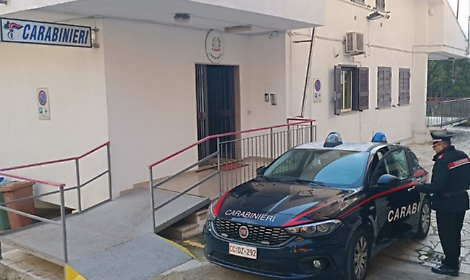 Intervengono per sedare una lite domestica, carabinieri aggrediti