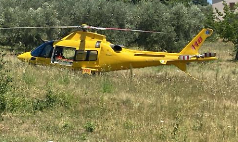 Scende dall'autobus e viene investito. Grave un giovane