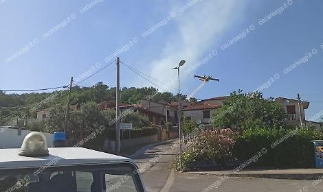 Incendio in localit&agrave; Fossa Zoffrena. Fiamme vicino alle abitazioni
