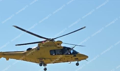 Esce fuori strada: ferito gravemente un motociclista