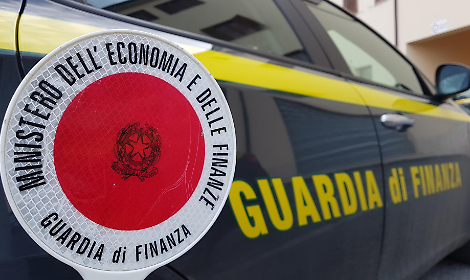Cento panetti di hashish nelle ruote di scorta del tir. Maxi sequestro della Guardia di Finanza