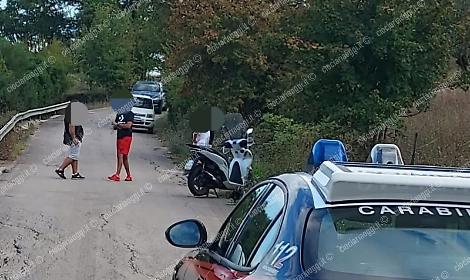 Finisce con lo scooter contro un&nbsp;guard rail: ferito un diciassettenne
