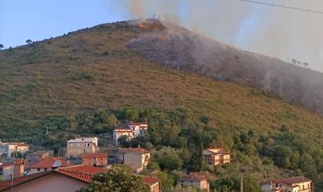Monte Solo devastato dal fuoco