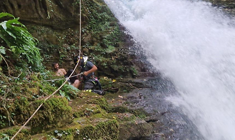 Escursionisti restano bloccati durante una visita alle cascate. Recuperati da vigili del fuoco e soccorso alpino