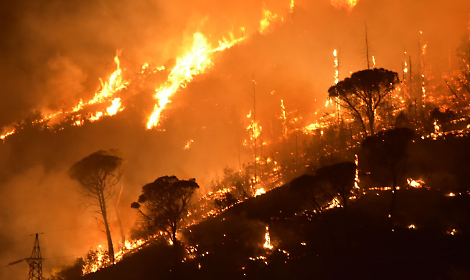 Fiamme a pochi metri dal sito di stoccaggio di rifiuti