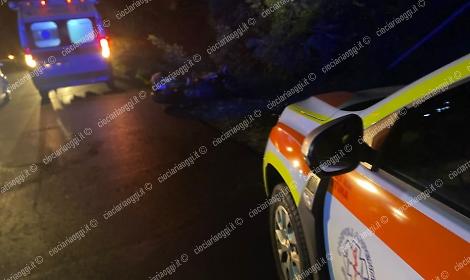 Grave incidente tra un&rsquo;auto e una moto: ferito un uomo