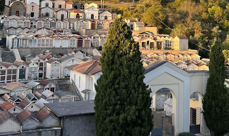 Ladri trafugano i discendenti di rame dentro al cimitero