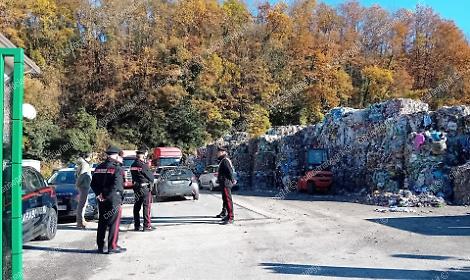 Blitz all'alba in un'azienda di smaltimento rifiuti. In corso l'operazione di sequestro