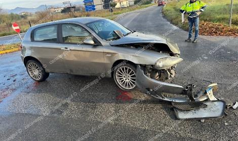 Incidente tra due auto: tra i feriti anche una dodicenne