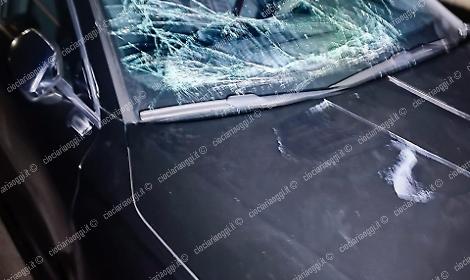 Ladri in fuga contromano sull'A1: braccati dai carabinieri abbandonano l'auto