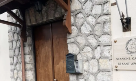 Perseguita la ex, allontanato