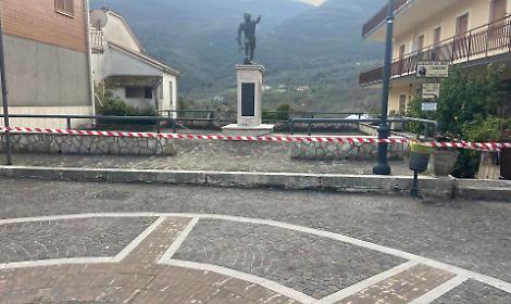 Bomba inesplosa nel museo del paese. Artificieri in campo