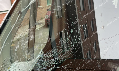 Mattone colpisce ambulanza