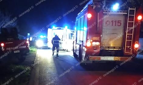 Scontro fra tre auto. Ambulanza e vigili del fuoco sul posto