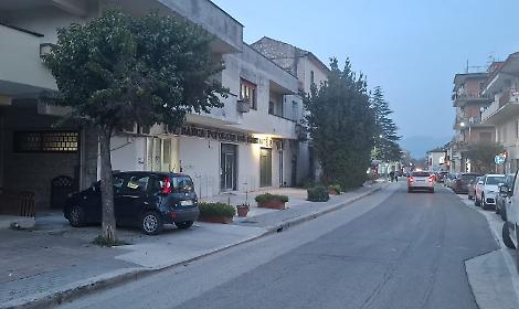 Rapina al bancomat con la pistola