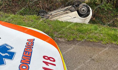 Si ribalta con l'auto e finisce in un fossato