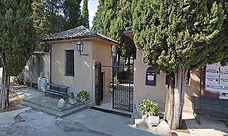 Rubava fiori al cimitero. Scoperto e Condannato