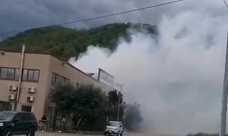 Incendio in un deposito di immondizia nella zona industriale