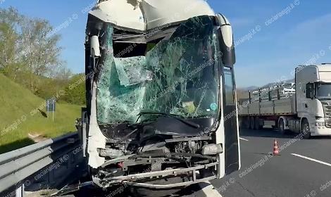Incidente in autostrada. Coinvolto un pullman con bambini a bordo