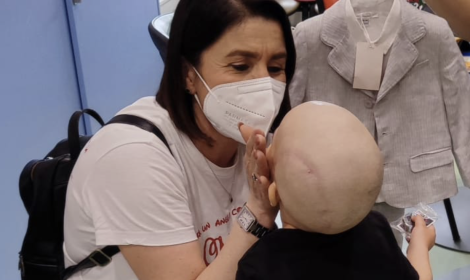 "Sara, un angelo con la bandana". Uova e sorrisi per i bambini in ospedale