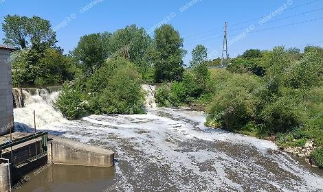 Schiuma bianca ricopre la cascata tra Anagni e Sgurgola: &egrave; allarme