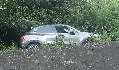 Esce fuori strada con l'auto, ferita una donna