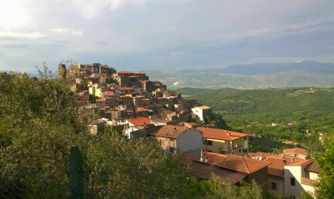 Palpeggia una quindicenne. Rischia il linciaggio