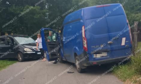 Incidente tra un furgone e un'auto. Soccorsi sul posto 