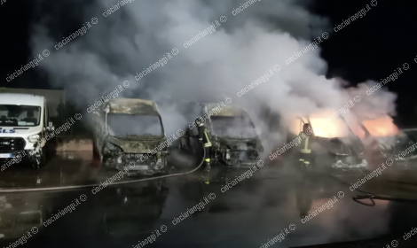 Fiamme nel deposito GLS. A fuoco quattro mezzi