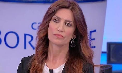 Barbara De Santi sparisce dai social, la dama: &laquo;Motivi gravissimi&raquo;