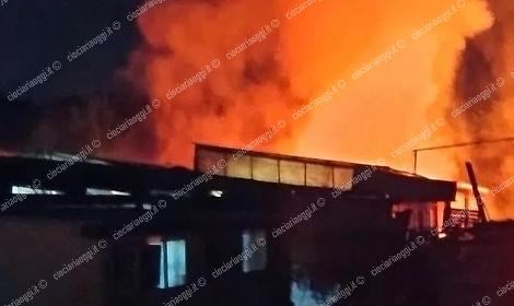 Incendio nella notte. Fiamme alte vicino a una falegnameria