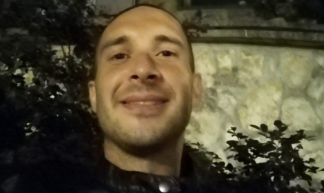 Prende in pieno la rotatoria. Pierluigi Bruni muore sul colpo 