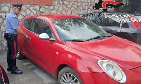 Ruba un'auto a una donna e fugge. Fermato e incarcerato