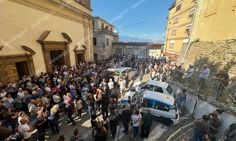 Torrice in lacrime per l'ultimo saluto a Gianni Fiacco