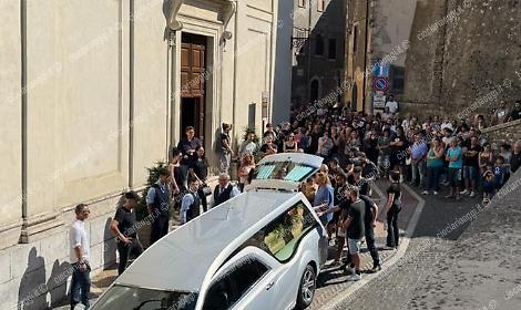 In tanti per l'ultimo saluto a Roberto Bernardini