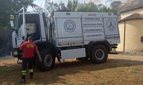 Fiamme nella zona di Pittoni: volontari e vigili del fuoco al lavoro
