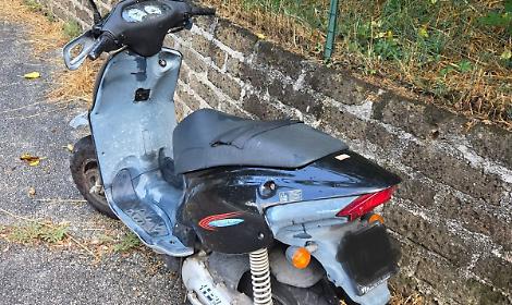 Contro il guardrail in motorino. Paura per un anziano