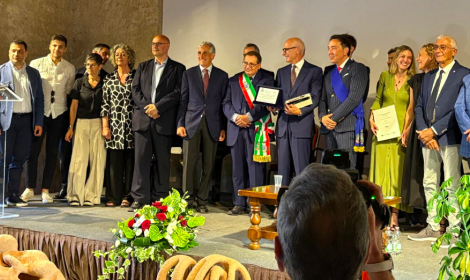 A De Luca le chiavi della citt&agrave;. Il sarto insignito della Legion d&rsquo;Onore francese