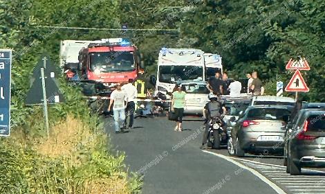 Scontro fra due auto: una donna in pericolo di vita