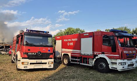 Incendio in un fienile: sul posto due mezzi dei vigili del fuoco