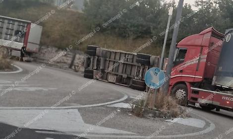 Si ribalta il rimorchio di un mezzo pesante