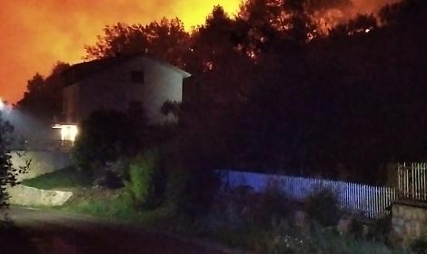 Incendio nella notte, evacuate tre abitazioni