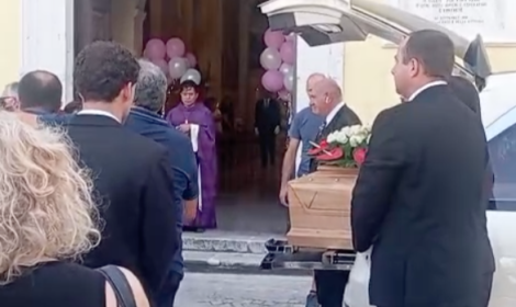 L&rsquo;addio a Sofja: dolore straziante. Le parole della sorella gemella