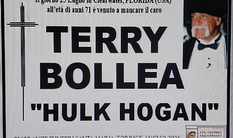 A Torrice manifesti funebri per ricordare Hulk Hogan