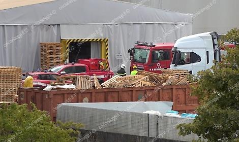 Autoarticolato colpisce una cisterna. Autista in ospedale dopo l'esplosione